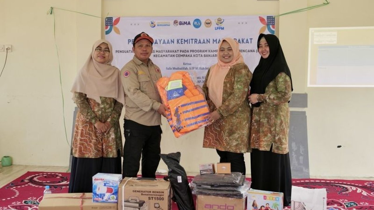 Tim dosen ULM sukses tingkatkan Kapasitas Masyarakat Tangani Bencana banjir dan kebakaran di Banjarbaru. Program ini libatkan puluhan peserta, penasaran detailnya?