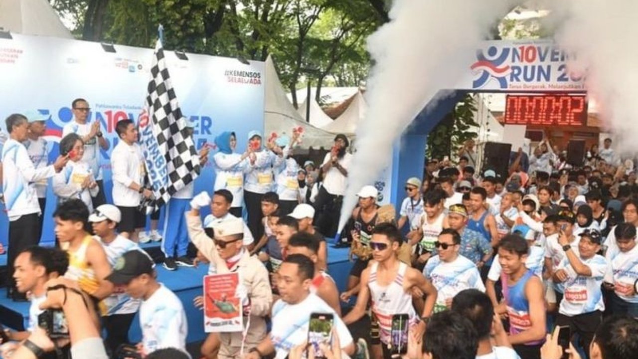Seskab Teddy Indra Wijaya melepas lebih dari 4.000 peserta November Run di TMII, ajang lari unik yang bukan sekadar kompetisi, tapi juga momentum mengenang jasa pahlawan.