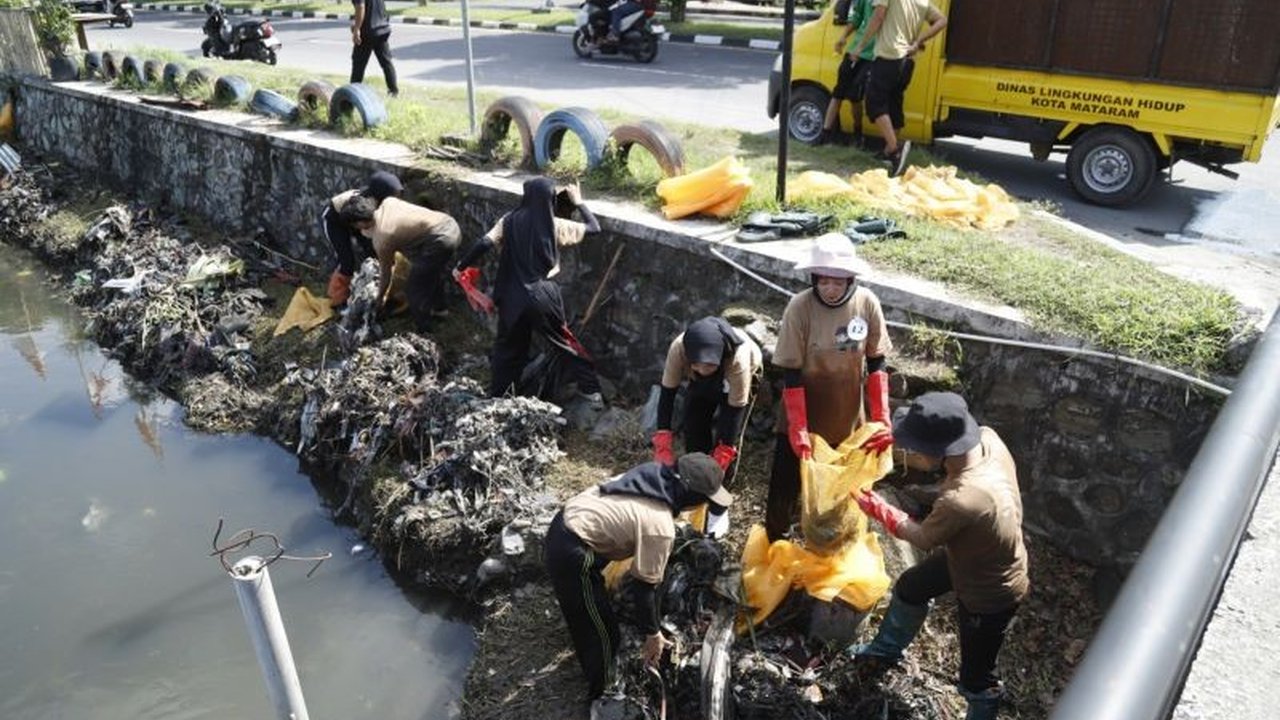 Sungai Sanset Land Mataram berhasil dibersihkan dari tumpukan sampah berkat kolaborasi Duta Lingkungan NTB 2025 dan PLN UIP Nusra. Simak detail aksi heroik ini!