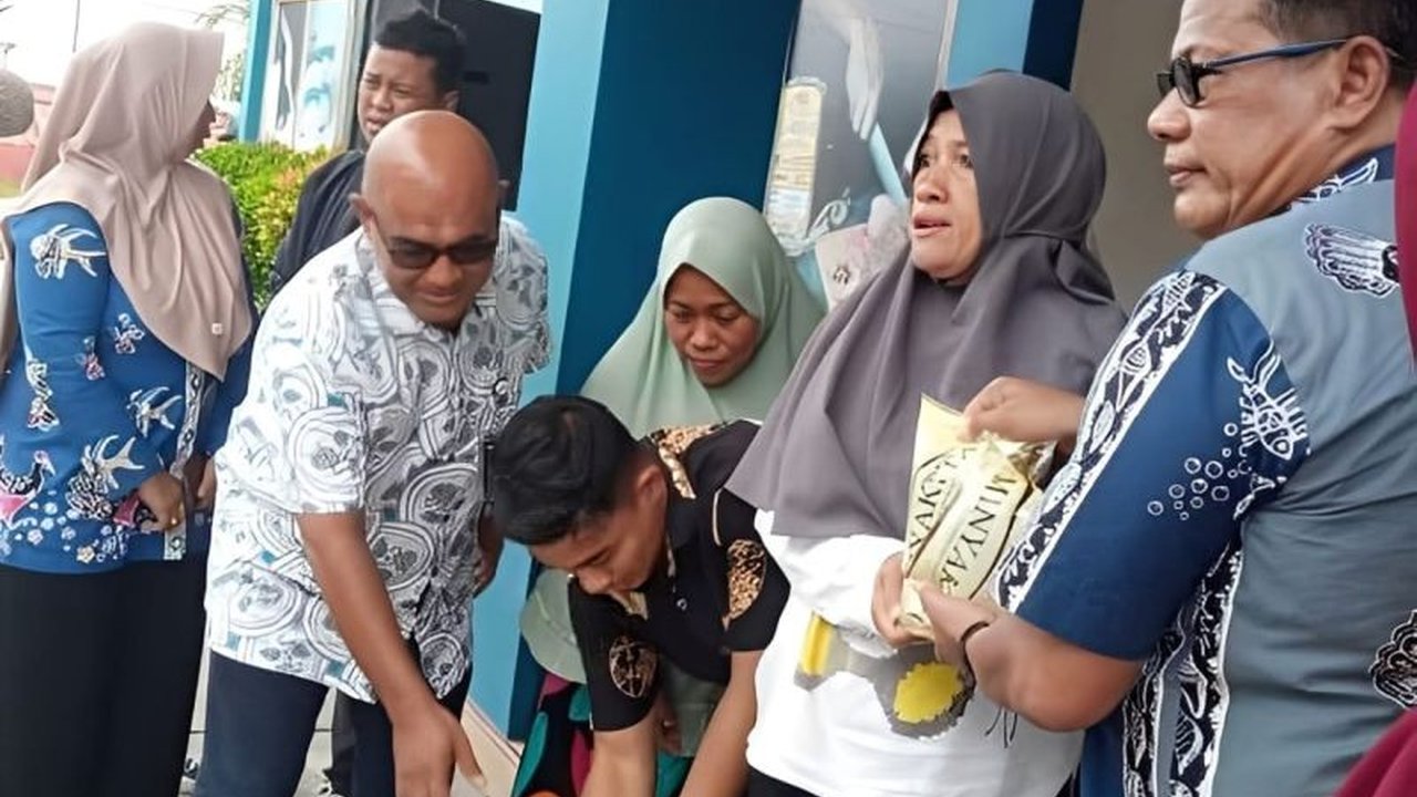 Pemerintah Kabupaten Banggai menyalurkan bantuan pangan kepada 23.027 keluarga penerima manfaat, menegaskan komitmen Pemkab Banggai dalam ketahanan pangan dan menekan inflasi.