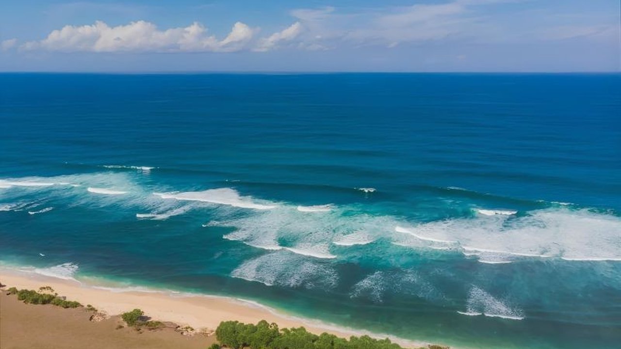 Pemerintah Lombok Barat serius kembangkan Bangko Bangko sebagai destinasi wisata selancar kelas dunia. Pantai ini bahkan masuk 6 besar dengan ombak terganas, siap memukau wisatawan!