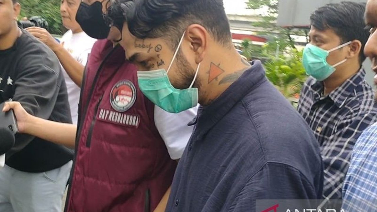 Artis Leonardo Arya alias Onad dinyatakan sehat walafiat usai pemeriksaan di Polres Metro Jakarta Barat, meskipun hasil tes urine menunjukkan Onad positif narkoba.