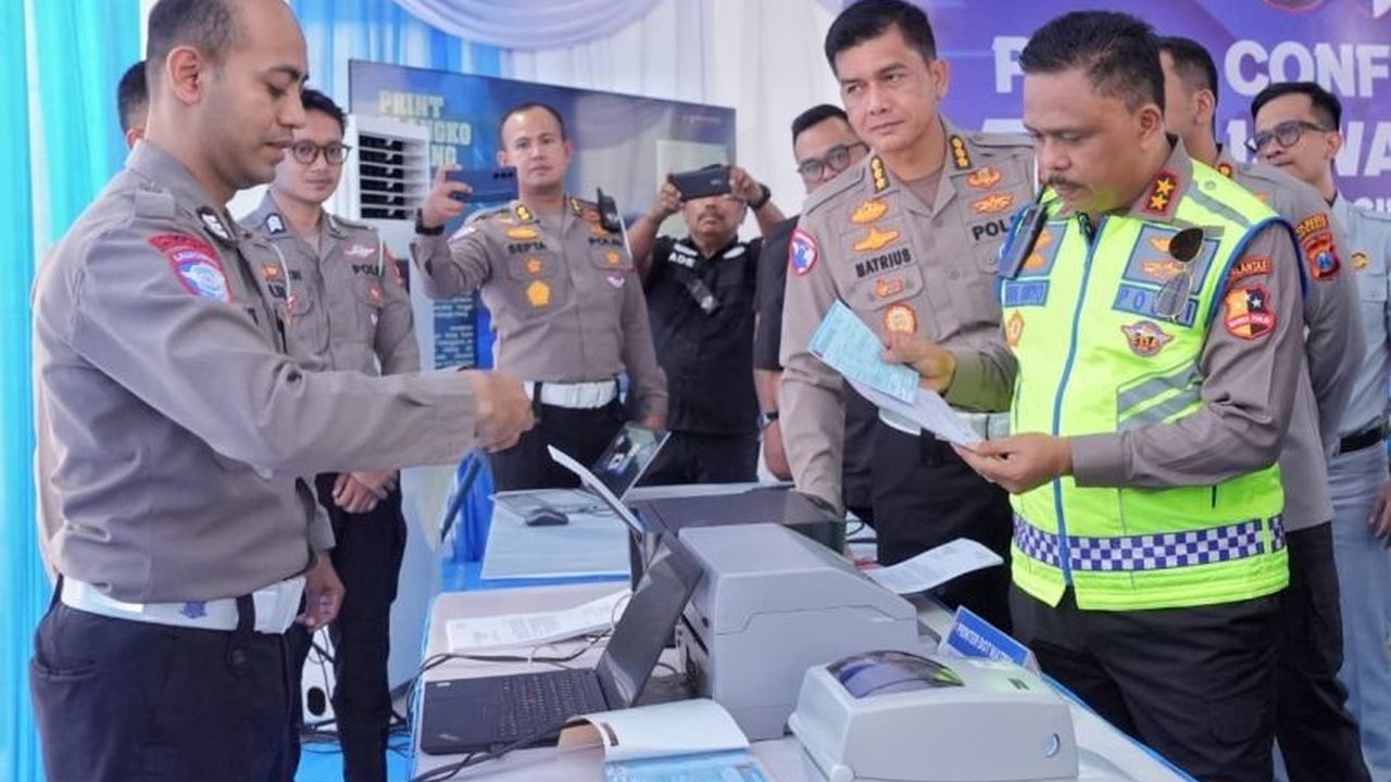 Korlantas Polri meninjau langsung implementasi ETLE di Jawa Timur, Jawa Tengah, dan Jawa Barat, memastikan sistem berjalan optimal dengan peningkatan penindakan signifikan hingga 307 persen.