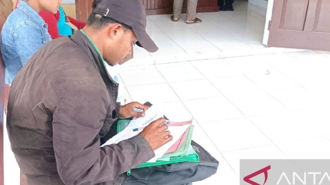 Disdukcapil Biak Numfor menyiapkan 2.000 blanko KTP-El untuk 257 kampung dan 14 kelurahan, memastikan semua layanan kependudukan gratis jelang Pilkades 2025. Bagaimana Disdukcapil merespons kebutuhan ini?