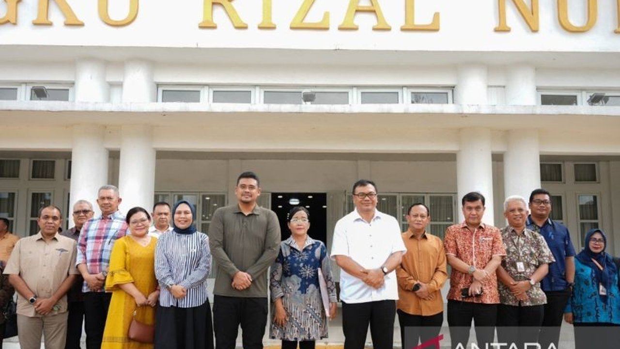 Gubernur Bobby Nasution memediasi kasus ASN Deli Serdang, Farida Purba, yang viral karena kesulitan naik pangkat. Video ini bahkan menarik perhatian Presiden, bagaimana penyelesaiannya?