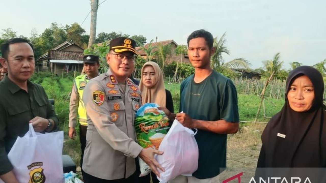 Polres OKU Timur salurkan bantuan korban puting beliung kepada 93 kepala keluarga di Semendawai Suku III, meringankan beban pasca-kerusakan puluhan rumah akibat angin kencang.