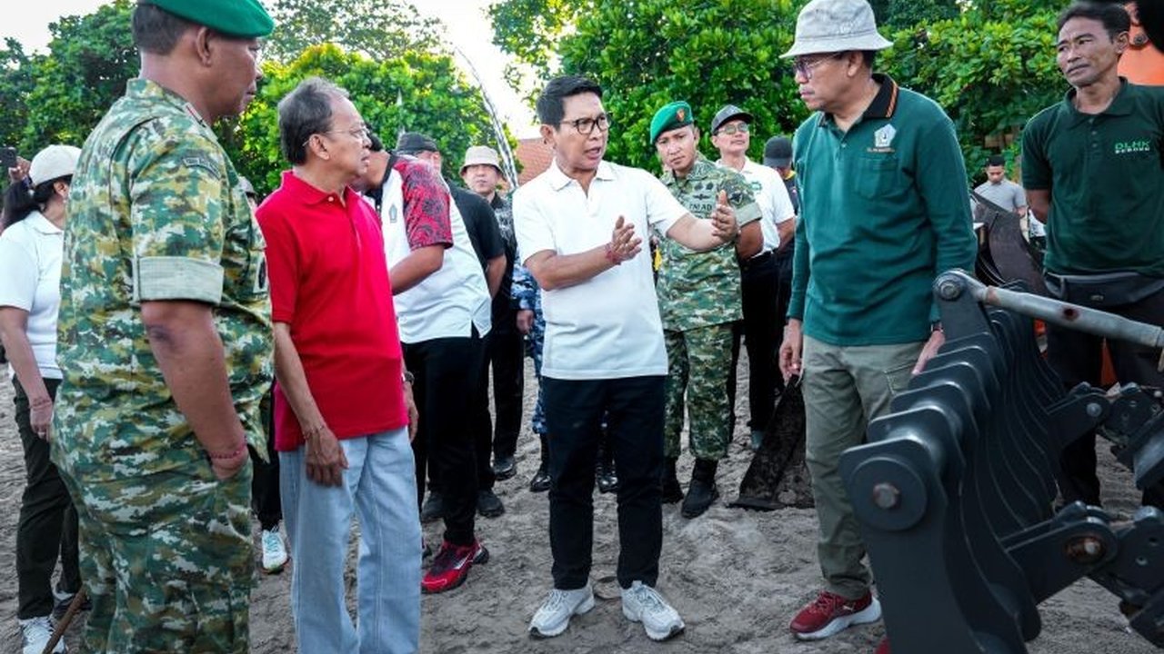 Pemerintah Kabupaten Badung siapkan strategi mitigasi komprehensif hadapi fenomena Sampah Pantai Kiriman Badung yang rutin terjadi, libatkan TNI untuk pertama kalinya! Apa saja langkahnya?