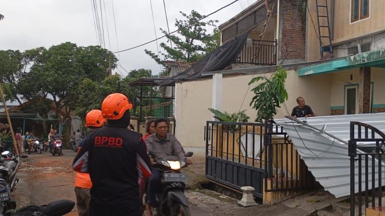 BPBD Kabupaten Malang segera bergerak melakukan asesmen dampak kerusakan akibat Angin Puting Beliung Dau Malang yang menerjang Desa Sumbersekar, memicu kepanikan warga.