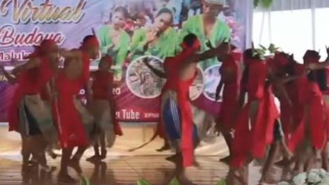 Tarian Yunduh, warisan budaya Suku Kadai di Maluku Utara yang sempat punah, kini resmi dilindungi negara melalui pencatatan Kemenkum Malut. Apa pentingnya perlindungan ini?