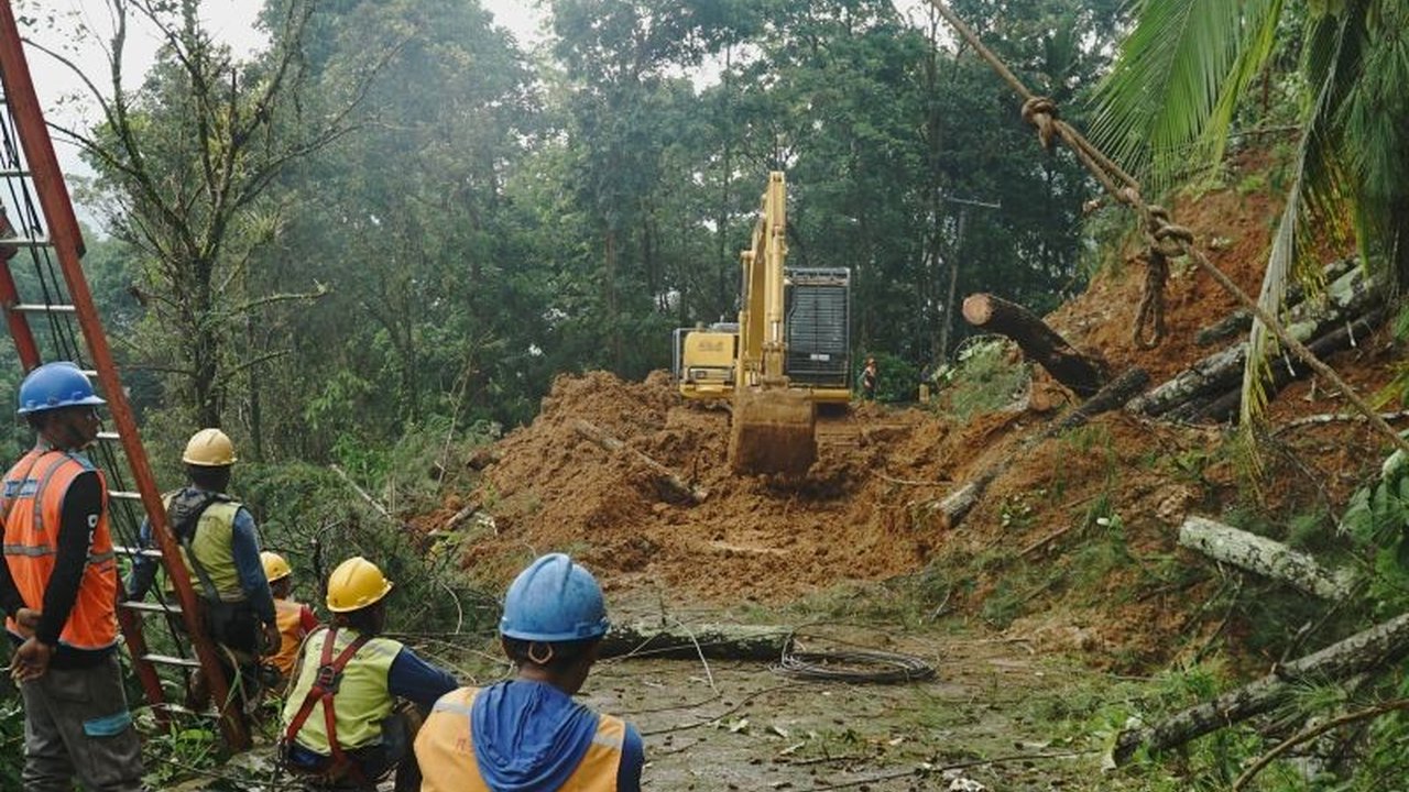 Pemerintah Kabupaten Trenggalek menetapkan status siaga penuh menghadapi Bencana Hidrometeorologi Trenggalek setelah cuaca ekstrem menyebabkan longsor dan banjir, menewaskan dua warga. Apa saja langkah antisipasinya?