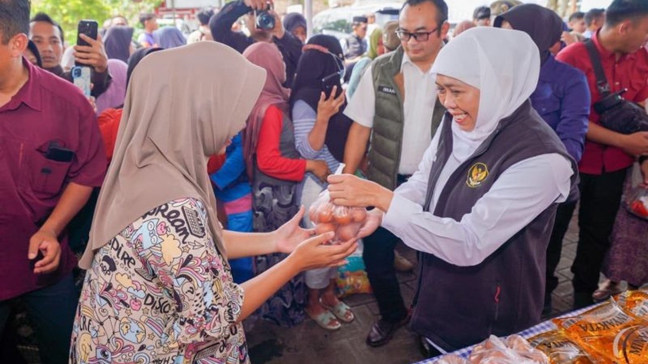 Gubernur Jatim Khofifah Indar Parawansa rutin menggelar Pasar Murah di berbagai daerah. Langkah strategis ini tak hanya menjaga stabilitas harga, tapi juga mengendalikan inflasi. Bagaimana dampaknya bagi masyarakat?