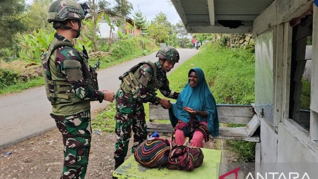 Satgas Yonif 521 Jayawijaya intensifkan program Komsos di Distrik Walesi, Papua Pegunungan. Pendekatan humanis ini melibatkan bantuan bibit sayuran dan cek kesehatan gratis, lho!