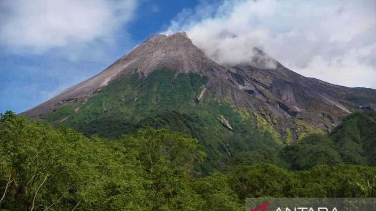 Gunung Merapi kembali meluncurkan awan panas guguran sebanyak enam kali dengan jarak luncur maksimum 2,5 km ke barat daya, memicu kewaspadaan di tengah status Siaga.