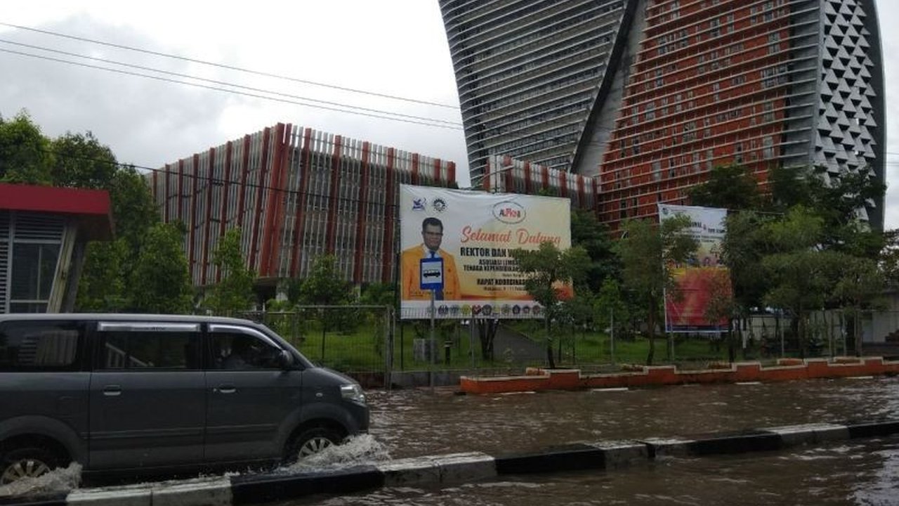 Dinas PU Makassar mengidentifikasi sembilan Titik Rawan Banjir Makassar yang disebabkan oleh tumpukan sampah di drainase. Apa saja lokasi rawan tersebut dan bagaimana penanganannya?