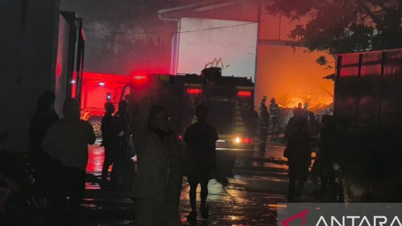 Polda Jabar selidiki penyebab kebakaran pabrik tekstil PT Mastex Jaya Lestari di Cikancung Bandung. Saksi sebut percikan api blower jadi awal, kerugian masih dihitung.