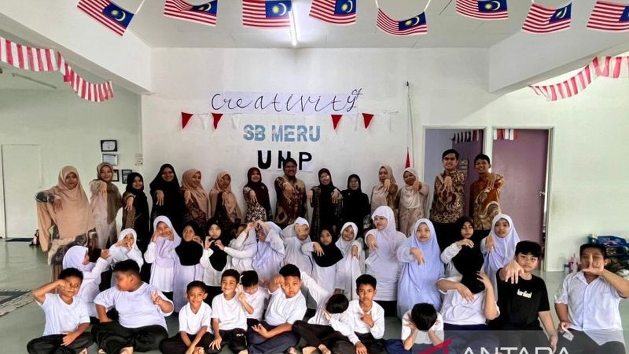 Mahasiswa UNP di Malaysia berinovasi menanamkan nasionalisme pada anak-anak Pekerja Migran Indonesia, bukan hanya melalui teori, tetapi juga praktik budaya seperti Tari Indang.