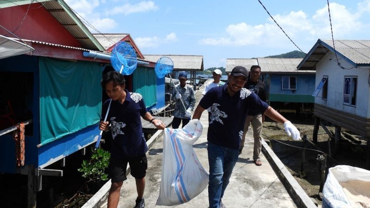 Kementerian Kelautan dan Perikanan (KKP) gencar mendorong partisipasi masyarakat dalam program KKP Jaga Laut Anambas, berhasil mengumpulkan lebih dari setengah ton sampah di pulau terluar. Simak upaya kolaboratif ini!
