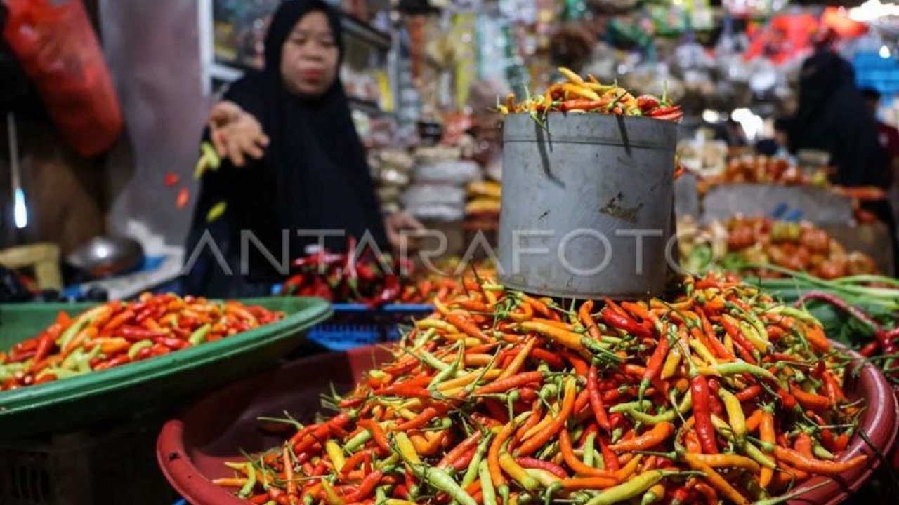 Inflasi Sulsel pada awal Oktober 2025 tercatat 0,10 persen secara bulanan, lebih rendah dari tingkat nasional. Kelompok perawatan dan jasa lainnya menjadi pemicu utama, sementara beberapa sektor justru mengalami deflasi. Simak detailnya!