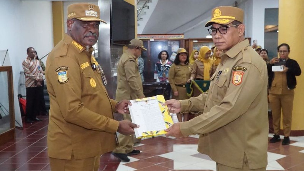 Muchlis Karim resmi ditunjuk sebagai Plt Sekda Kota Jayapura, menggantikan Evert Merauje. Simak komitmennya dalam mengawal roda pemerintahan dan lelang jabatan definitif!