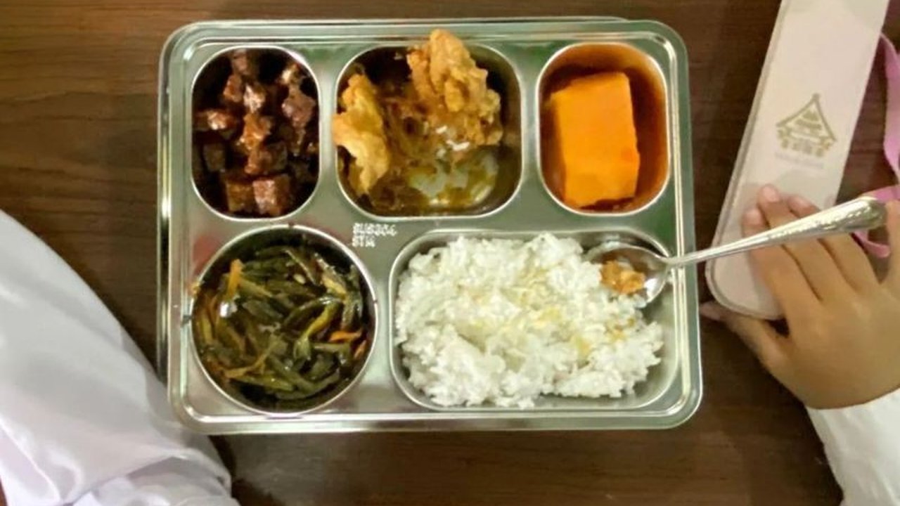 Puluhan siswa di Jakarta diduga alami keracunan MBG. Ahli kesehatan Prof. Tjandra Yoga Aditama menyarankan pertolongan pertama dengan minum air dan simpan sisa makanan, serta mendesak evaluasi program.
