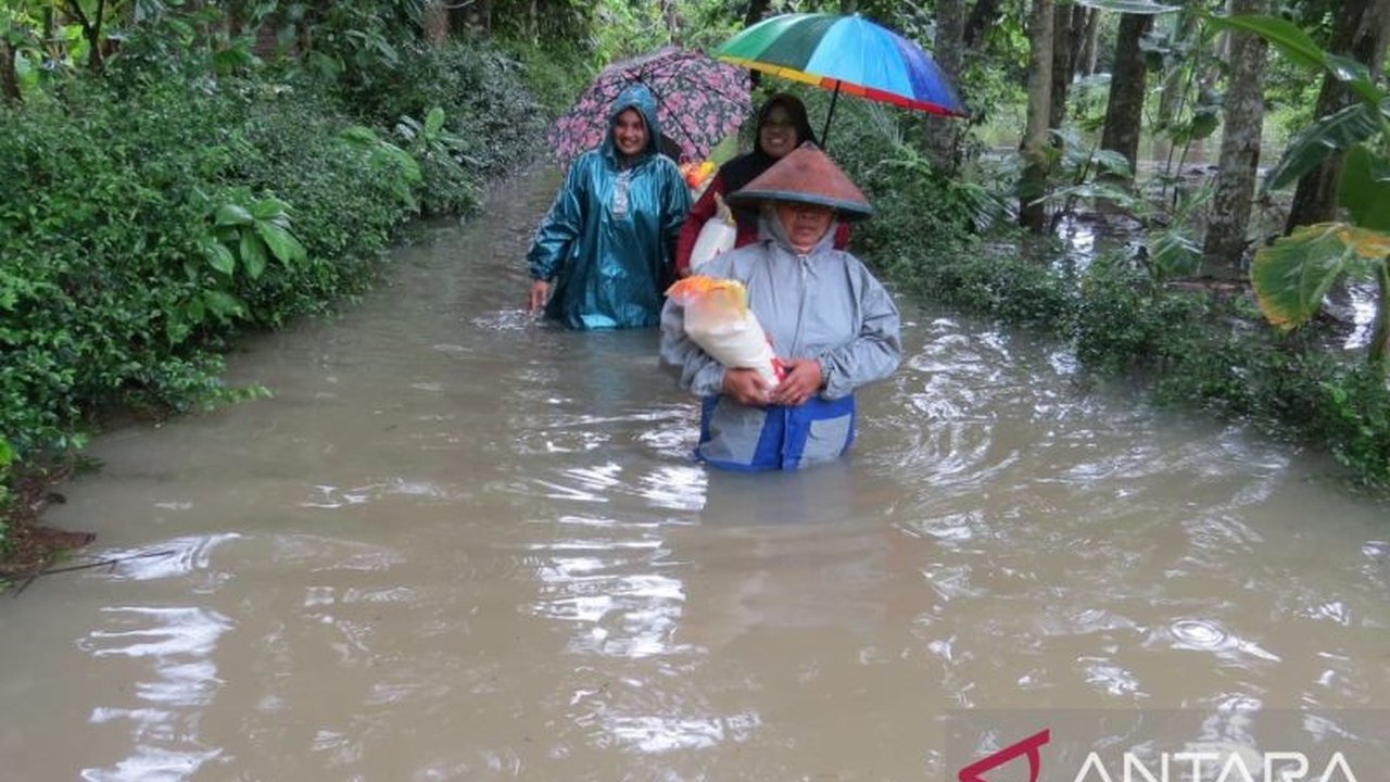 BPBD Jember bergerak cepat menanggulangi bencana banjir Jember yang melanda tiga kecamatan, mengevakuasi warga, dan menyalurkan bantuan logistik. Simak kondisi terkini dan imbauan penting!
