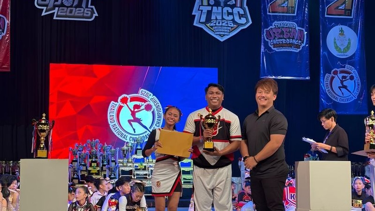 Tim Cheerleading Indonesia, United Allstars, berhasil meraih medali emas di Thailand Open 2025. Kemenangan ini menjadi modal berharga menuju Kejuaraan Dunia Cheerleading (CWC) di Jepang.