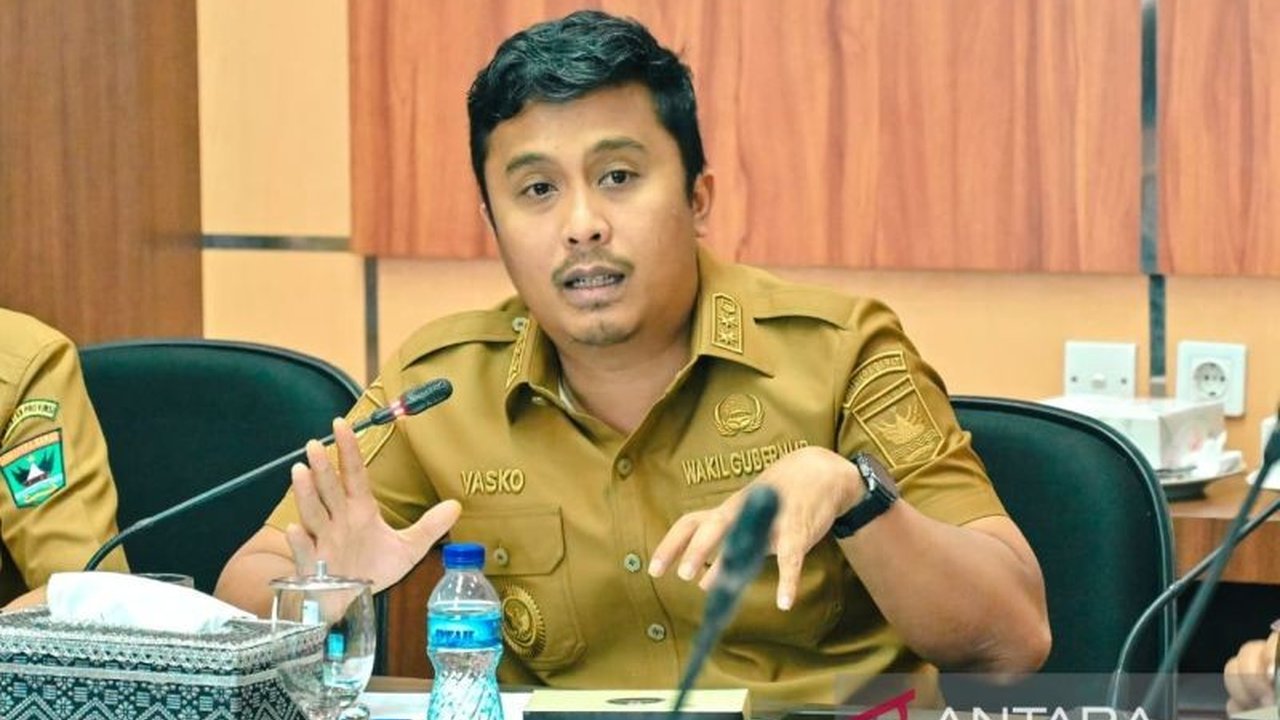 Pembangunan Tol Trans Sumatera ruas Pekanbaru-Padang telah berjalan tujuh tahun. Wakil Gubernur Sumatera Barat Vasko Ruseimy mengungkapkan bahwa kunci percepatan proyek ini bukan hanya teknis, melainkan pendekatan sosial budaya yang mendalam. Simak bagaim