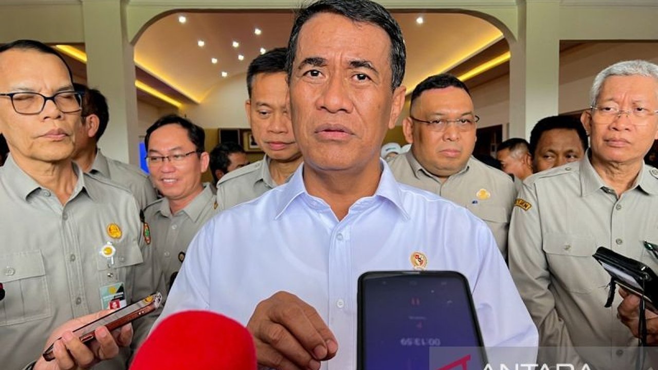 Menteri Pertanian Andi Amran Sulaiman mengumumkan deflasi beras terjadi di 23 provinsi berkat sinergi lintas sektor. Penurunan harga ini berhasil meredam inflasi nasional dan menjaga stabilitas harga pangan.