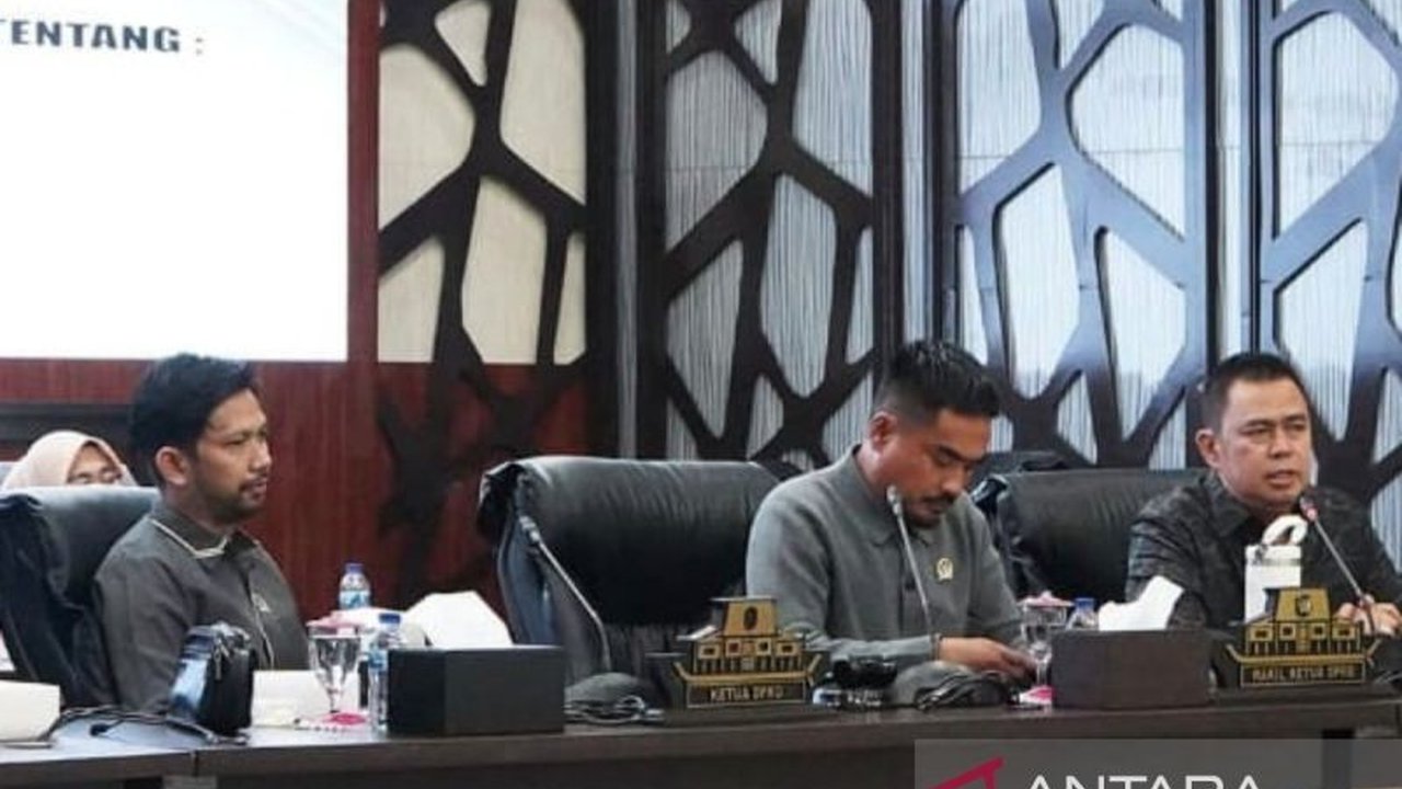 DPRD Banjarmasin telah merampungkan lima Raperda penting yang siap disahkan akhir 2025. Apa saja Raperda ini dan bagaimana dampaknya bagi masyarakat?