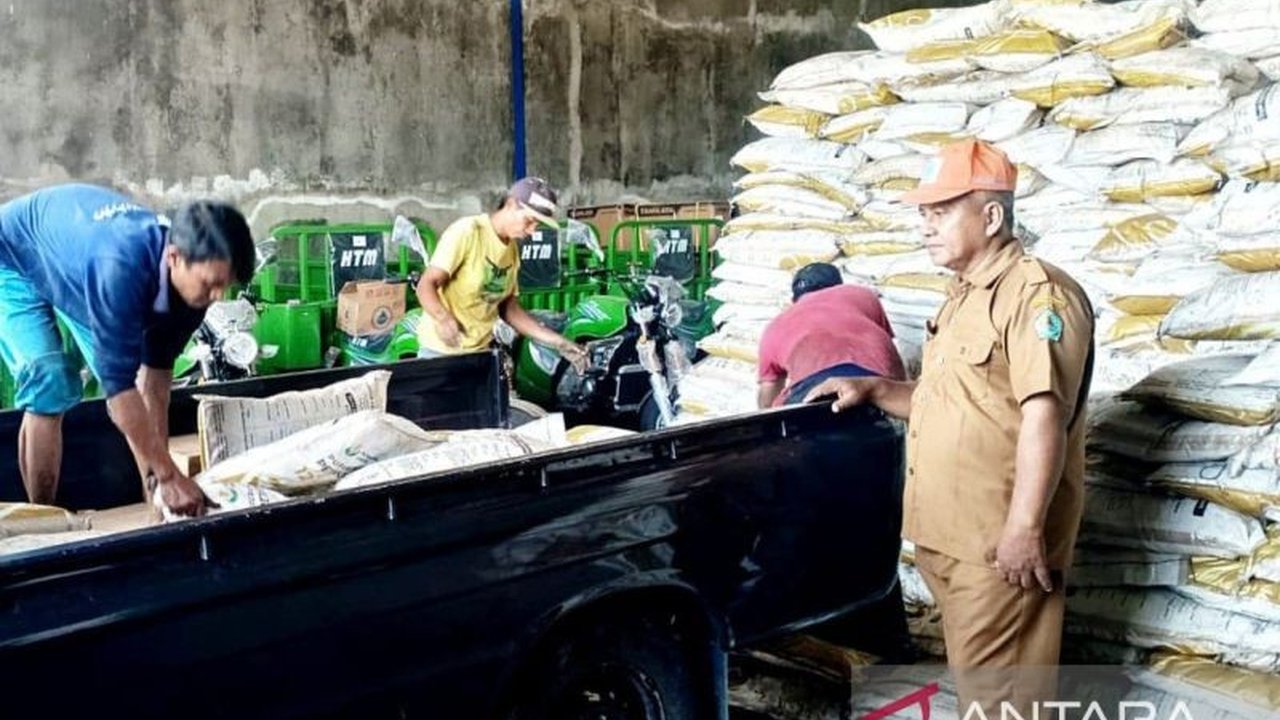 Pemerintah Kabupaten Pamekasan memastikan harga pupuk bersubsidi di wilayahnya telah sesuai HET terbaru, menyusul penurunan harga 20 persen. Pembeli bisa lapor jika ada pelanggaran.