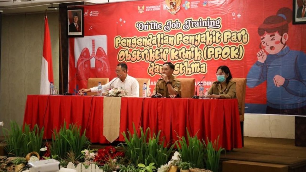 Pemerintah Kota Kediri serius menekan kasus PPOK dan asma dengan memperkuat layanan puskesmas. Langkah ini penting mengingat PPOK diperkirakan menyerang jutaan warga.