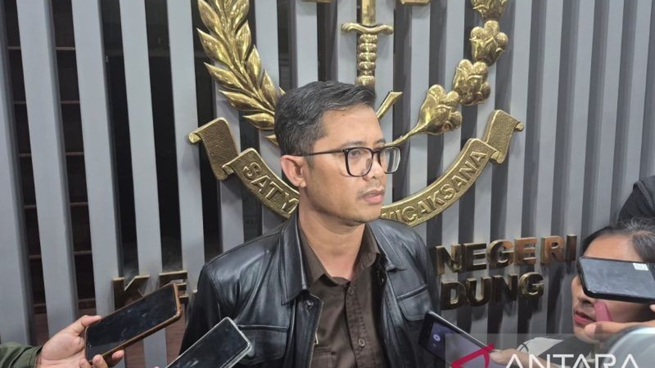 Kejaksaan Negeri Kota Bandung terus mendalami kasus dugaan Penyalahgunaan Wewenang Pemkot Bandung, dengan total 14 saksi telah diperiksa. Siapa saja yang terlibat?