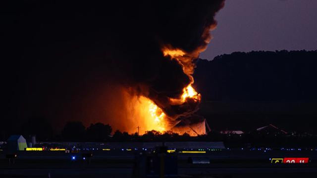 Penampakan kebakaran di dekat area bandara setelah adanya laporan tentang kecelakaan pesawat di Bandara Internasional Louisville, pada hari Selasa (4/11/2025), di Louisville, Kentucky