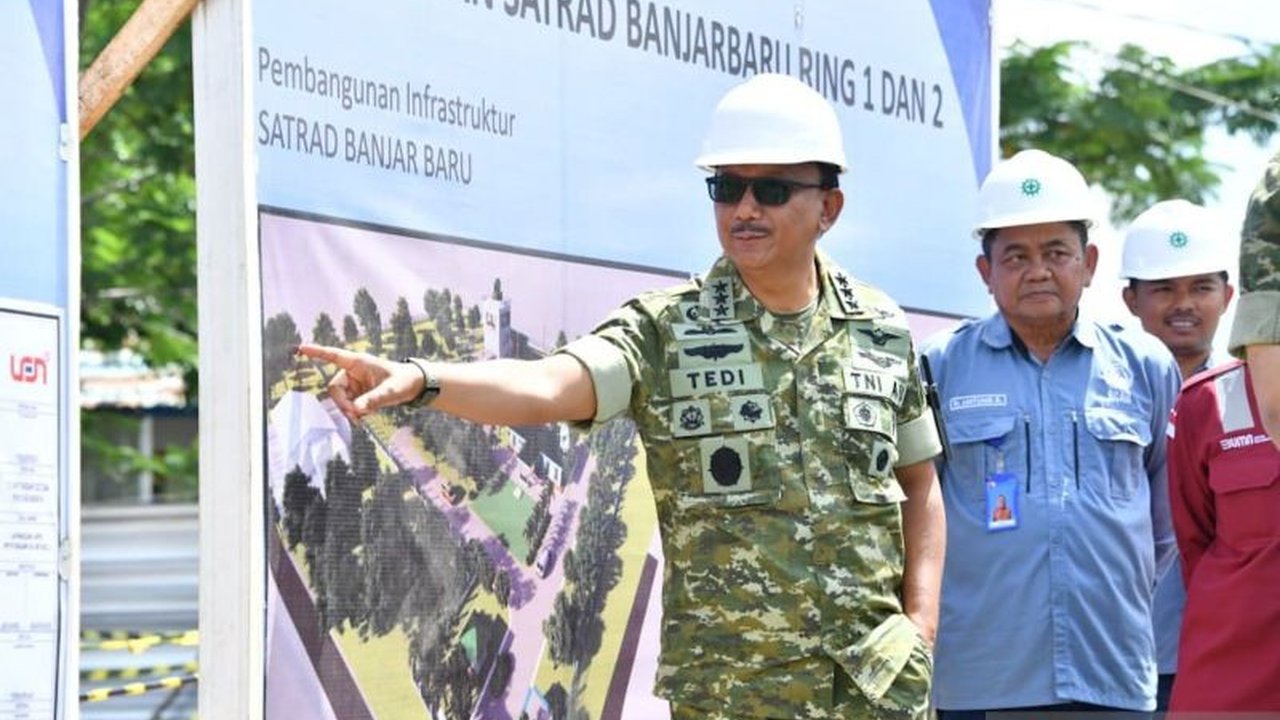 TNI AU memastikan pengawasan ketat kawasan udara ALKI II dan IKN melalui pembangunan Satuan Radar (Satrad) di Banjarbaru dan Takalar, guna memperkuat deteksi.