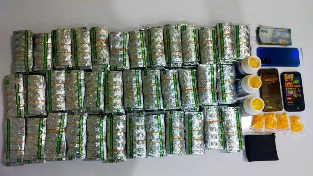 Ditresnarkoba Polda Banten berhasil mengungkap peredaran obat keras ilegal di Pandeglang, menyita lebih dari 12 ribu butir Tramadol dan Hexymer. Penangkapan ini membuka tabir jaringan yang lebih luas dan mengancam kesehatan masyarakat.