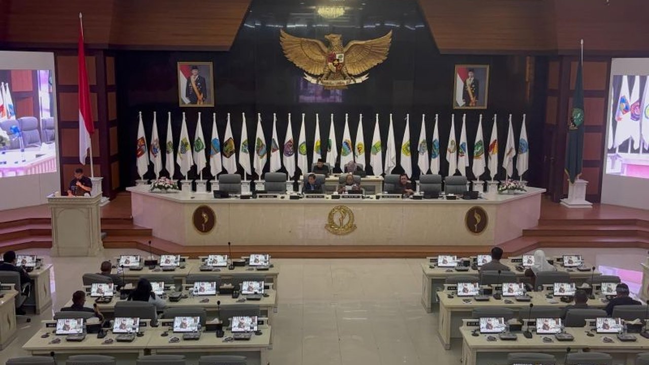 Pemerintah Provinsi Jawa Barat telah menyampaikan nota keuangan RAPBD Jabar 2026 ke DPRD, menargetkan pendapatan daerah sebesar Rp28,78 triliun. Simak rinciannya!