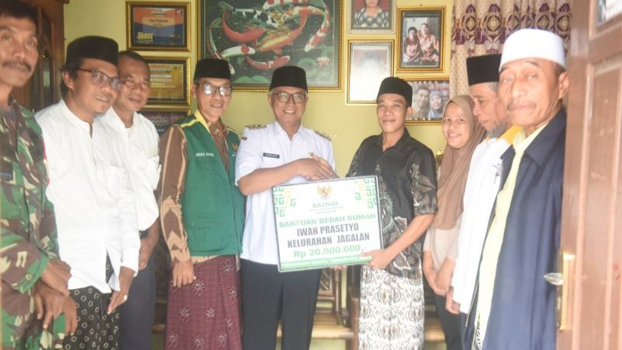 Baznas Kediri memberikan Bantuan Bedah Rumah kepada warga Kelurahan Jagalan yang atapnya rusak parah. Dana zakat ini wujudkan hunian layak, bagaimana dampaknya bagi penerima?