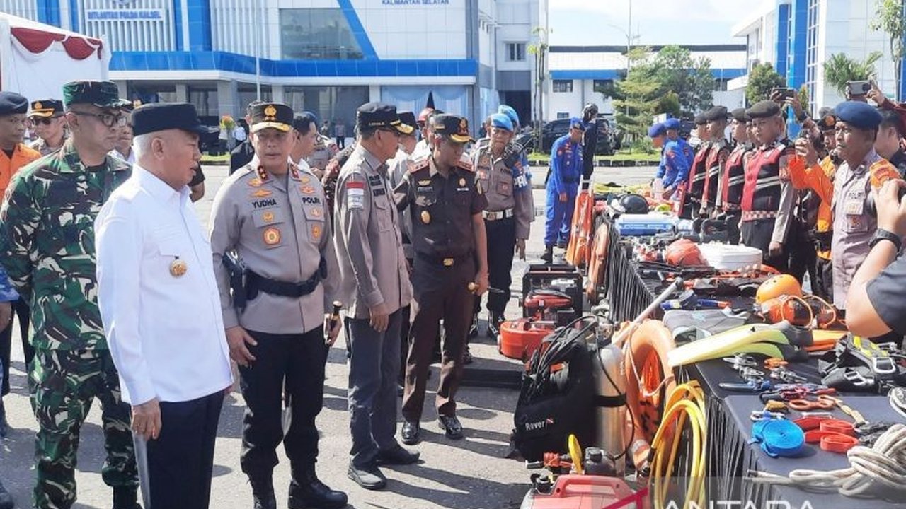 Polda Kalsel Siaga Bencana dengan menyiagakan 1.200 personel dan peralatan lengkap untuk menghadapi potensi bencana hidrometeorologi saat puncak musim hujan 2025, bertujuan optimalkan penanganan darurat.