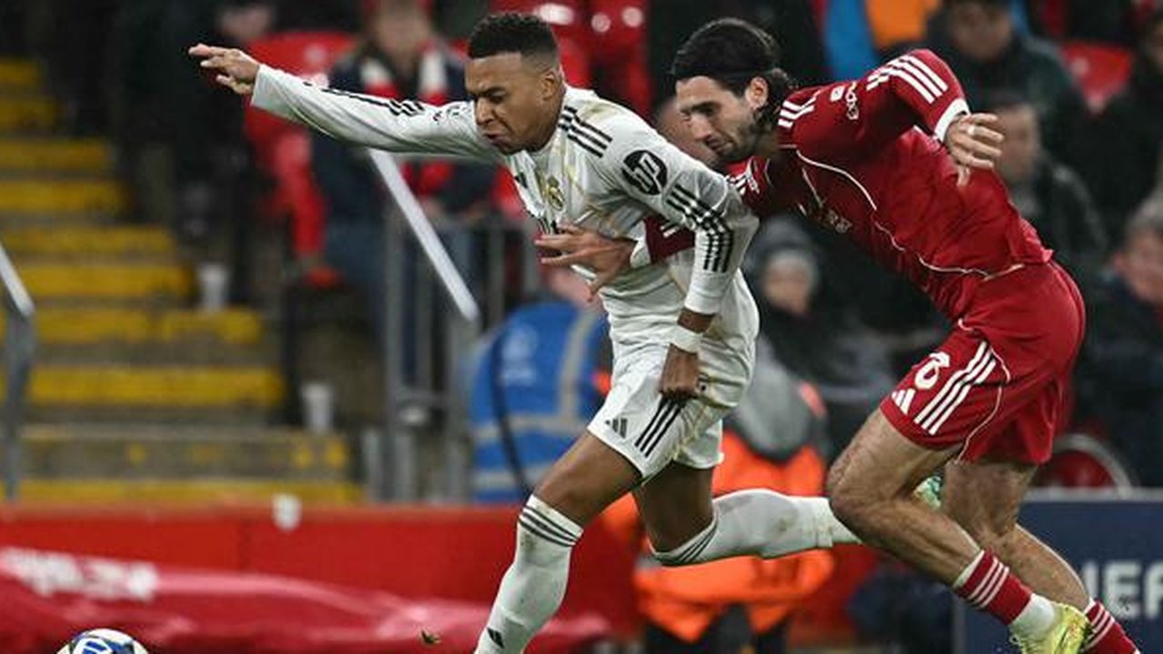 Penyerang Real Madrid asal Prancis, Kylian Mbappe (kiri) berebut bola dengan gelandang Liverpool asal Hungaria, Dominik Szoboszlai dalam pertandingan pekan keempat Liga Champions 2025-2026 di