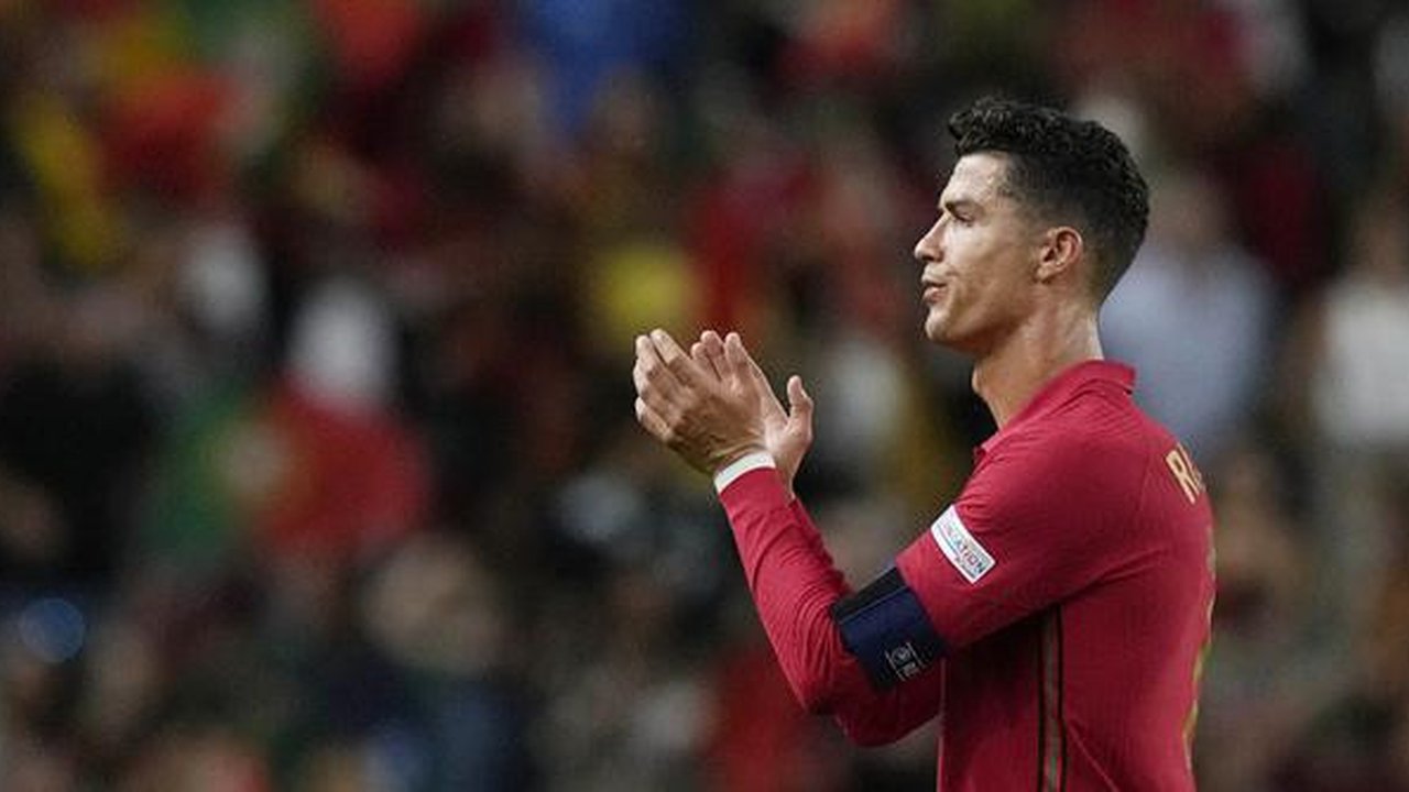 Pemain Portugal Cristiano Ronaldo memberi tepuk tangan kepada para penggemar usai melawan Republik Ceko pada pertandingan sepak bola UEFA Nations League di Stadion Jose Alvalade, Lisbon, Port