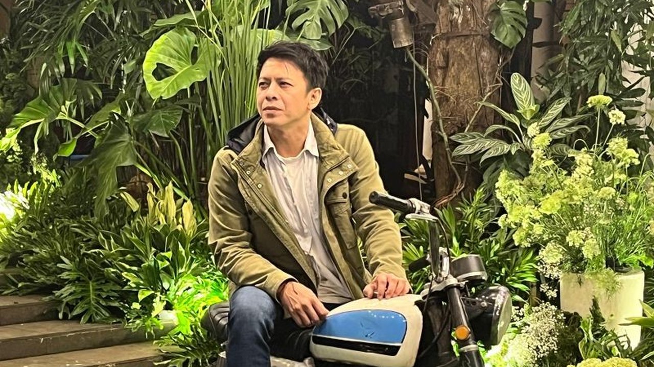 Musisi Ariel NOAH akhirnya buka suara mengenai alasannya menerima peran Dilan dewasa dalam dua film terbaru. Keputusan Ariel NOAH Peran Dilan ini didasari oleh passion dan misi pribadi, penasaran?