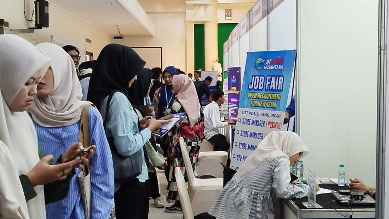 Pemerintah Kabupaten Ponorogo sukses menyelenggarakan Bursa Kerja Ponorogo dengan total 5.619 lowongan dari 43 perusahaan, berupaya signifikan mengurangi angka pengangguran.
