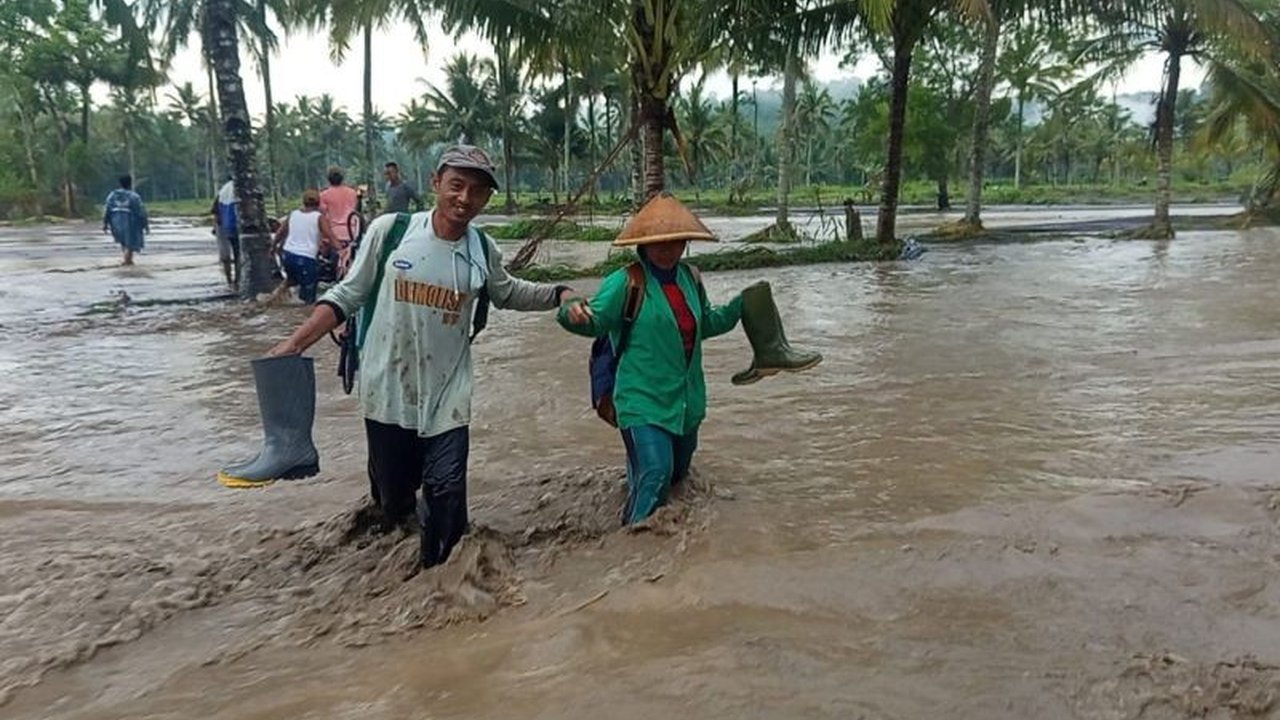 Ratusan warga di Desa Gondoruso, Lumajang, Jawa Timur, terisolasi akibat banjir lahar Semeru yang memutus akses jalan dan merusak jembatan. Bagaimana kondisi mereka saat ini?