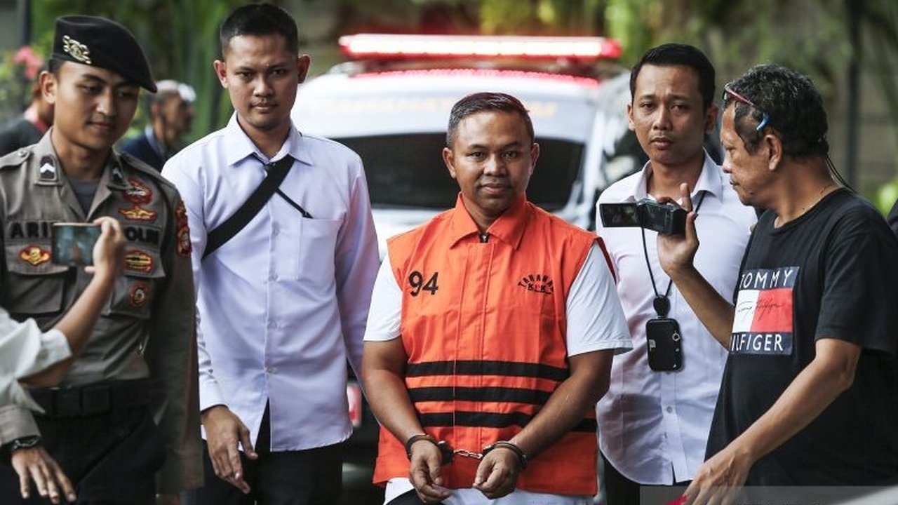 KPK menduga Gubernur Riau Abdul Wahid sempat curiga dan bersembunyi di kafe saat operasi tangkap tangan (OTT) berlangsung, setelah Kepala UPT Dinas PUPRPKPP Riau tertangkap membawa uang.