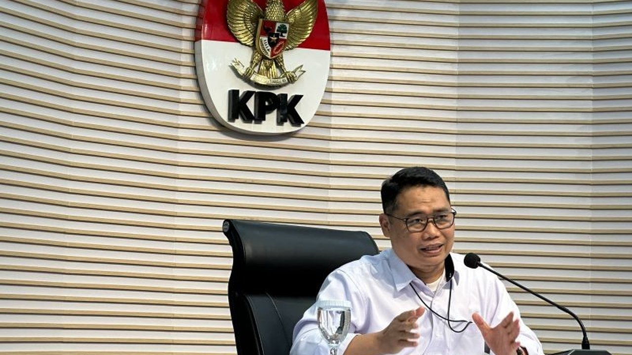 Komisi Pemberantasan Korupsi (KPK) terus mendalami kasus Pemerasan Gubernur Riau Abdul Wahid, kini menyasar dinas-dinas lain di luar PUPRPKPP. Akankah ada tersangka baru dari pengembangan kasus ini?