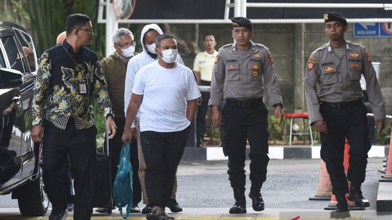 KPK membongkar praktik 'jatah preman' yang diminta Abdul Wahid, Gubernur Riau, sejak awal menjabat. Modus pemerasan ini melibatkan SKPD dan ancaman mutasi.