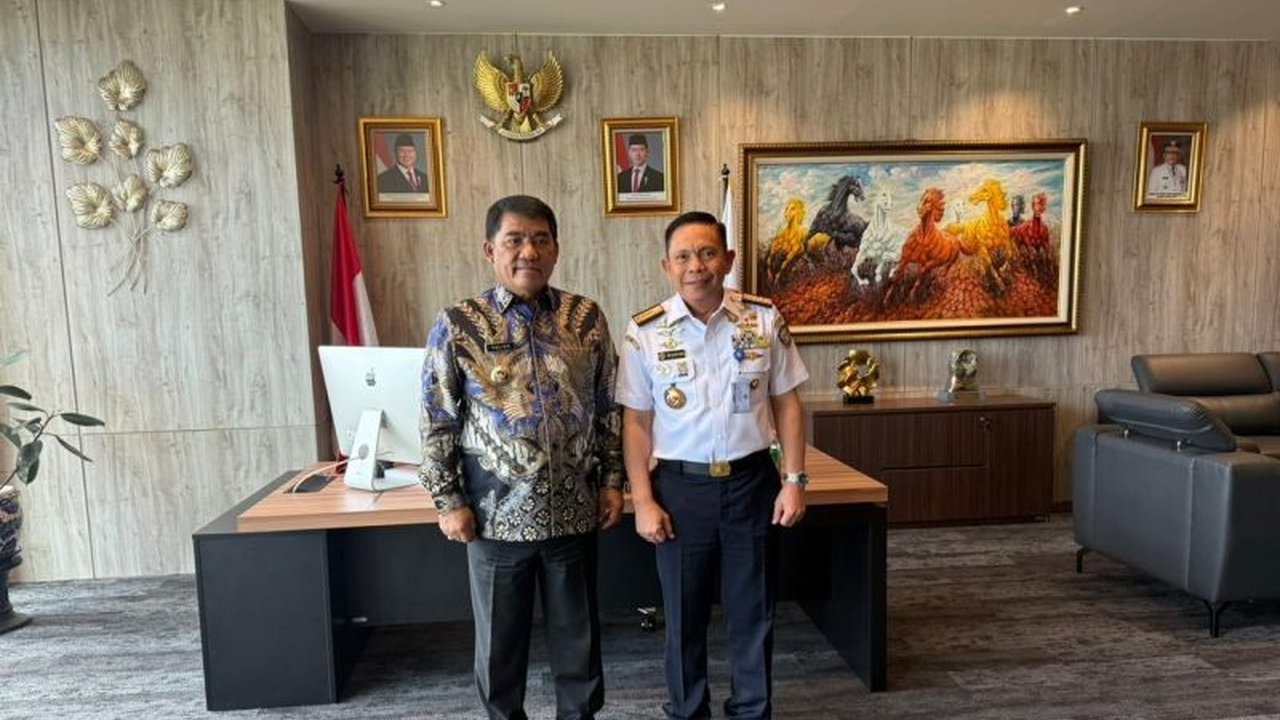 Gubernur Sulawesi Utara menggandeng Bakamla RI untuk memperketat pengawasan maritim Sulut, mengatasi maraknya penangkapan ikan ilegal dan penyelundupan di perairan strategis provinsi tersebut. Langkah ini demi keberlanjutan potensi laut.