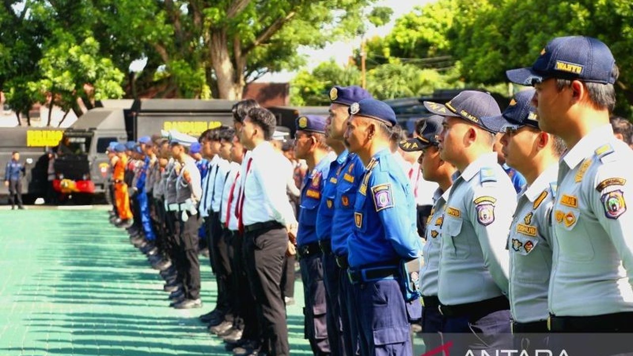 Polda Gorontalo menggelar apel gabungan kesiapsiagaan bencana lintas sektor untuk meningkatkan mitigasi dan respons terhadap potensi bencana alam yang mengancam wilayah, memastikan kesiapan personel dan peralatan.