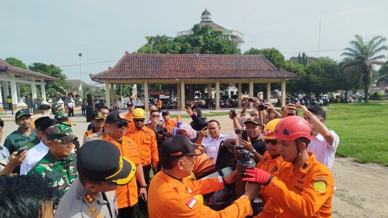 Pemerintah Kabupaten Ponorogo secara serius menyiagakan ratusan personel untuk antisipasi bencana hidrometeorologi selama musim hujan, demi keselamatan warga.