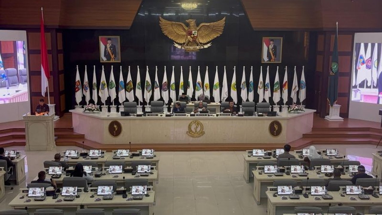 DPRD Jawa Barat mengungkapkan RAPBD Jabar 2026 akan memuat 350 kegiatan dengan total volume anggaran sekitar Rp29,1 triliun, namun menghadapi tantangan penurunan akibat tertundanya Transfer Pusat ke Daerah.